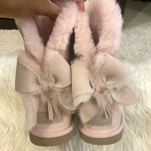 Ugg 🌸 pink heritage bow BNWT kids size 4 womens size 6
